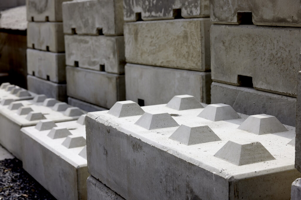 凹凸を組み合わせて様々な形を作ることができるベトンブロック